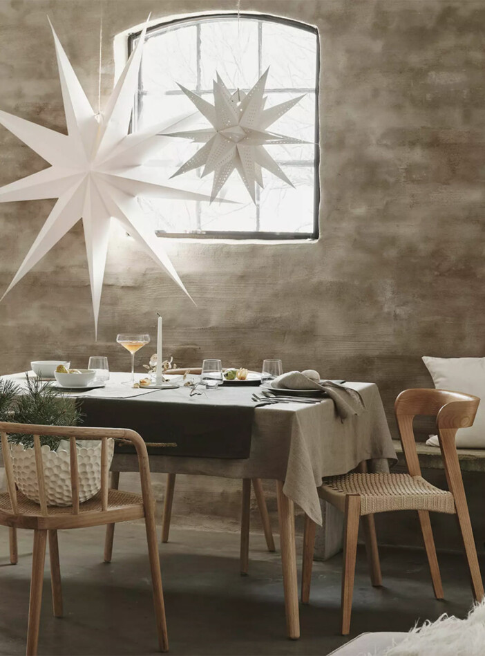 En stor vit adventsstjärna ger en minimalistisk julkänsla till hemmet. Foto: Jotex stora vita julstjärnor från jotex