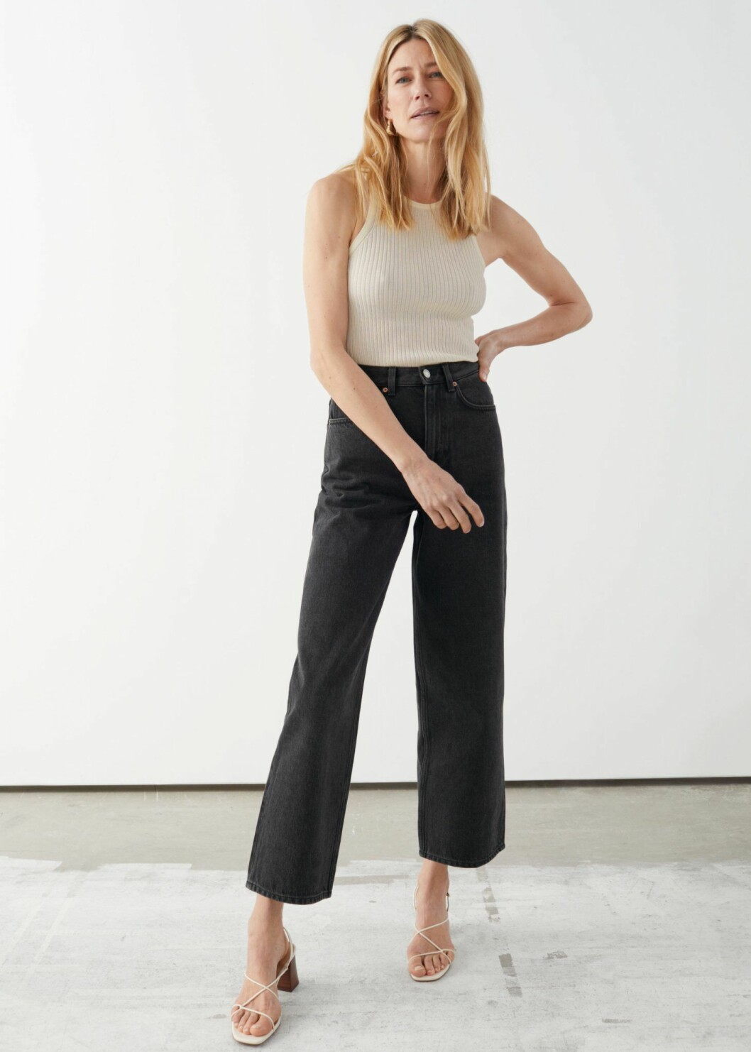 Mörka jeans med hög midja och vida byxben från & Other stories.