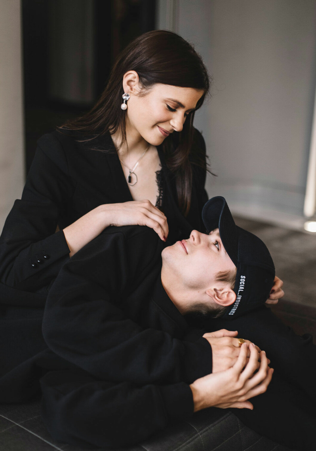 Hanna Ardéhn och Felix Sandman spelar huvudrollerna i Netflix första svenska originalproduktion. Foto Alma Vestlund Hanna Ardéhn och Felix Sandman i Störst av allt