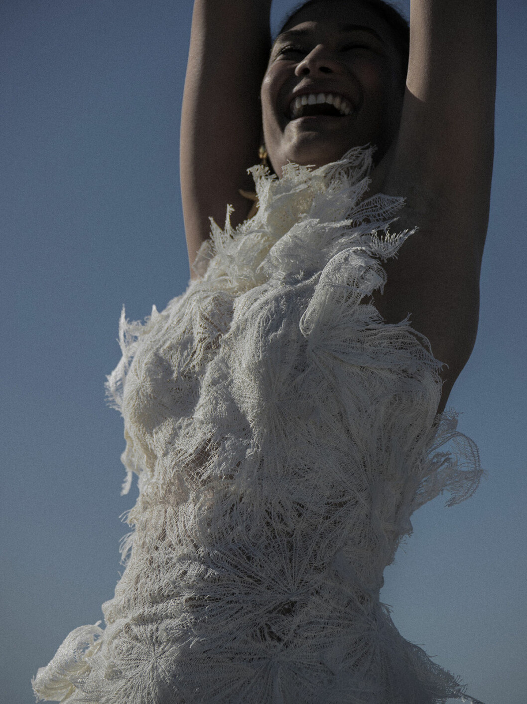 Klänning, pris vid förfrågan, Ermanno Scervino. Örhängen, 2 075 kr, Giovanni Raspini. Sommarens strandmode 2020, klänning Ermanno Scervino