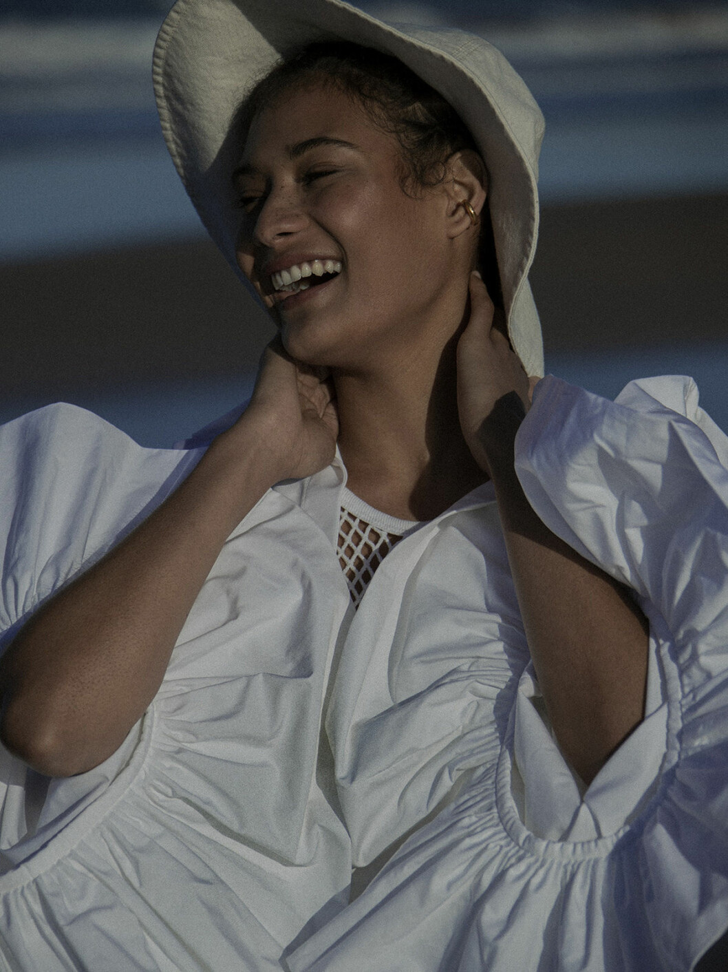 Skjortklänning, pris vid förfrågan, Valentino. Hatt, 649 kr, Baum und Pferdgarten. Earcuff, pris vid förfrågan, Alighieri. Nättröja, stylistens egen. Sommarens strandmode 2020, skjortklänning Valentino