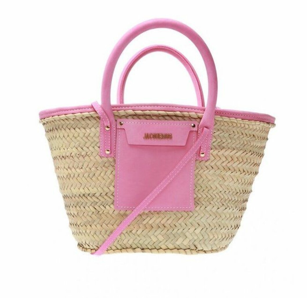 Stråväska från Jacquemus med rosa detaljer