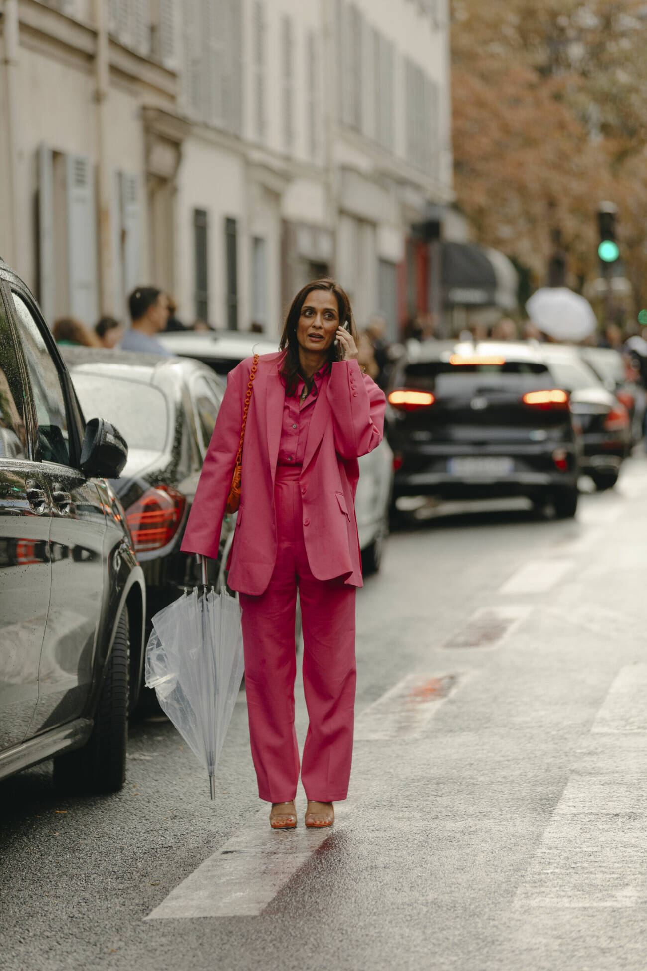 kvinna i rosa kostym street style Paris