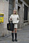 Streetstyle: vitt matchande kabelstickat set med tröja och kjol samt höga stövlar