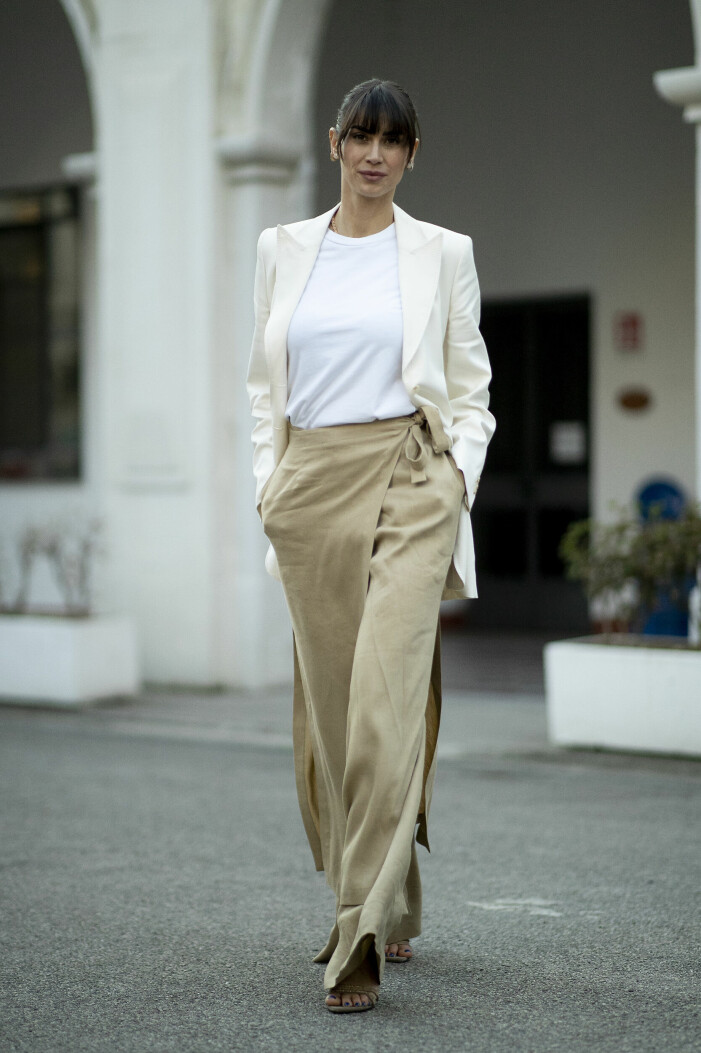 På sommarrean kan du fynda allt från basplagg till sommarens trendköp. Streetstyle – outfit med vit kavaj, vit t-shirt och beige kostymbyxor