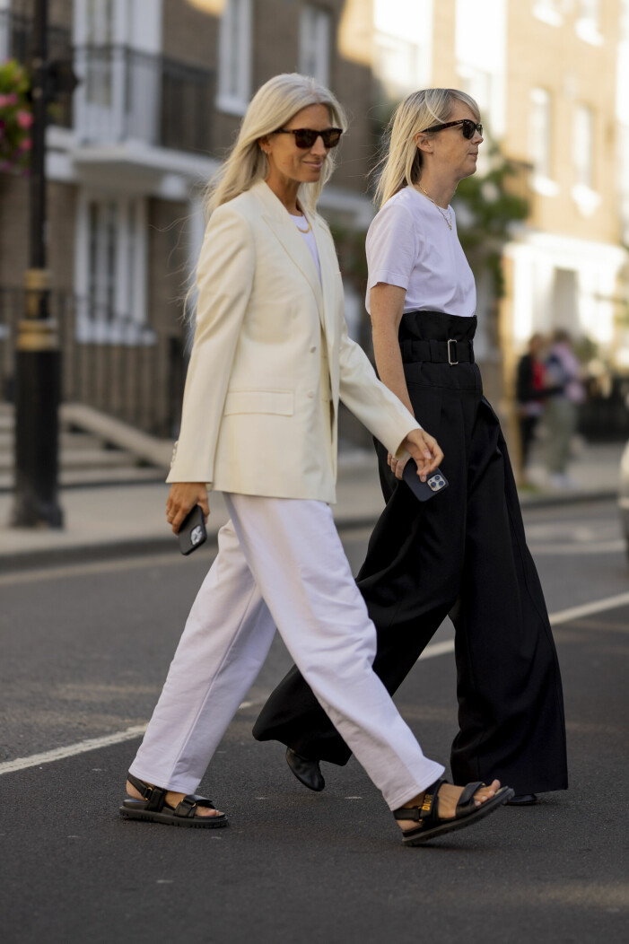 Satsa på en outfit med kontrasterande färger eller som går ton-i ton – oavsett vilket du väljer är den vita t-shirten ett givet inslag. streetstyle - vit t-shirt med vit kostym och svarta kostymbyxor