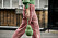 Grön korgväska i kombination med rosa byxor. 