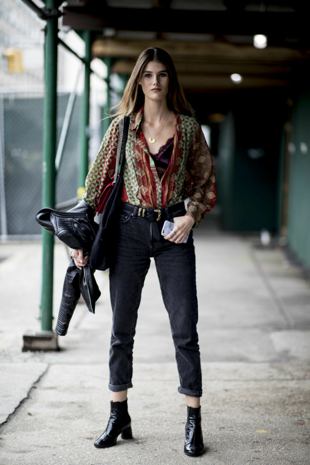 Jeans och skjorta, en snygg och klassisk look. 