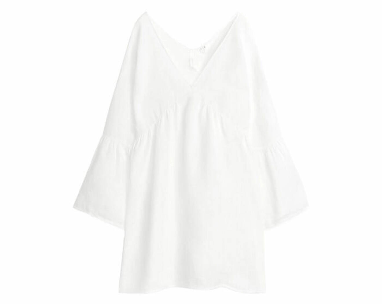 vit klänning med vida ärmar gjord i linne med avslappnad passform från Arket