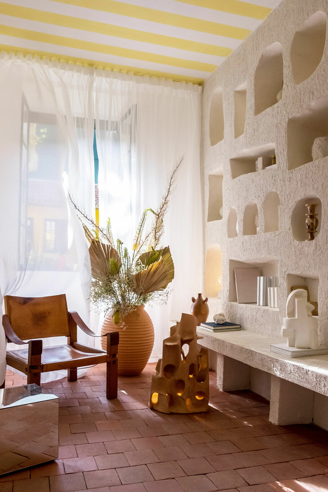 hylla inspirerad av grotta av Studio Haddou Dufourcq