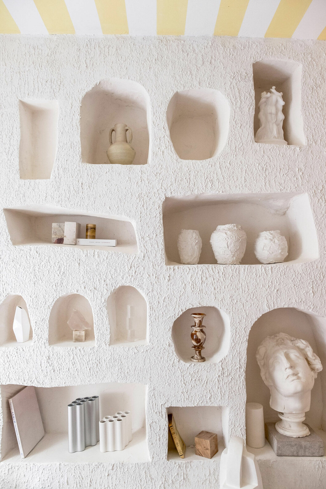 hylla inspirerad av grotta av Studio Haddou Dufourcq