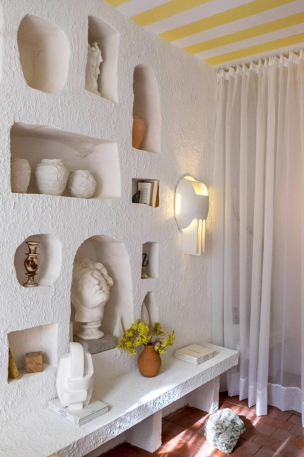 hylla inspirerad av grotta av Studio Haddou Dufourcq