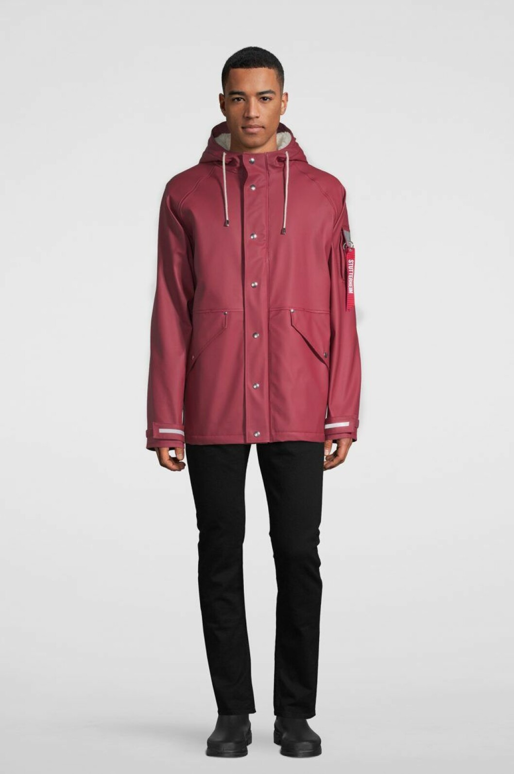 Stutterheim x Alpha Industries, rödbrun regnkappa i unisexmodell