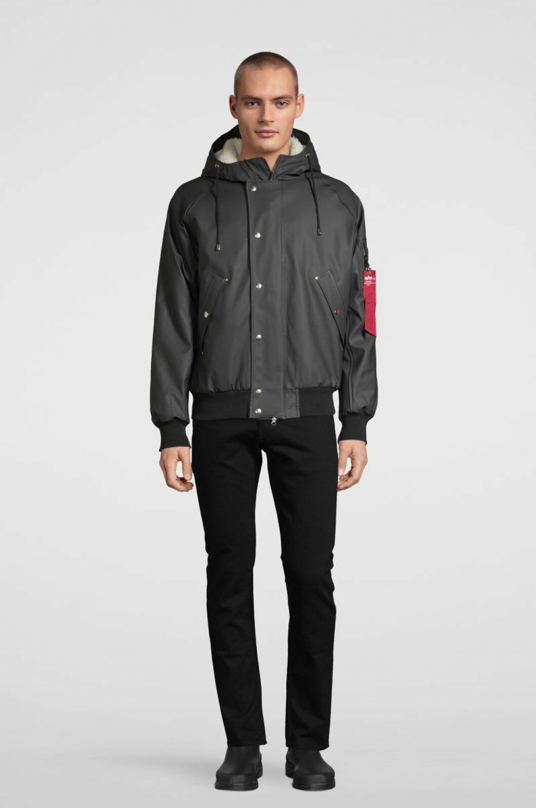 Stutterheim x Alpha Industries, svart regnkappa i unisexmodell