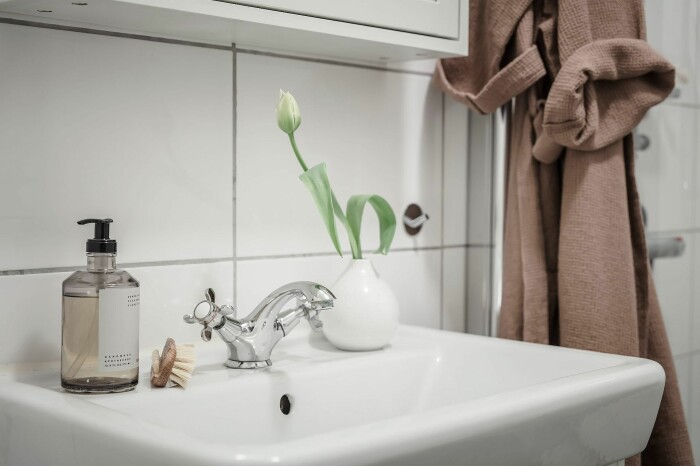 Foto: Anders Bergstedt Styling: Linnéa H. Manaberi för Alvhem/mäklare: Andreas Lundberg styla med växter och blommor i badrummet
