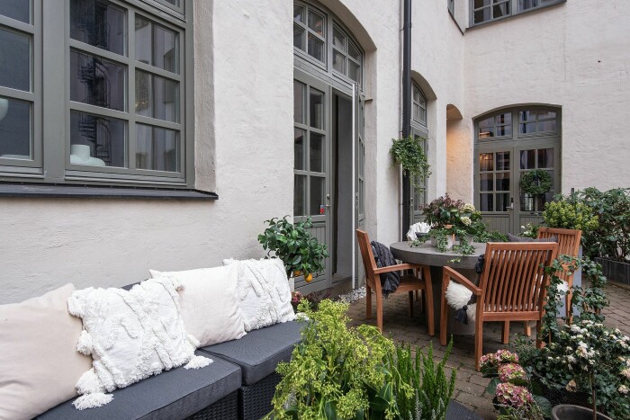 En stylad innergård blir allt viktigare. Foto: Nick Neo Styling: <a target="_blank" href="https://www.instagram.com/sense.interior/">Elin Skogh/Sense interiör</a> Mäklare: <a target="_blank" href="https://www.instagram.com/innerstadsspecialisten/">Innerstadsspecialisten</a> stylad innergård – en trend på Hemnet