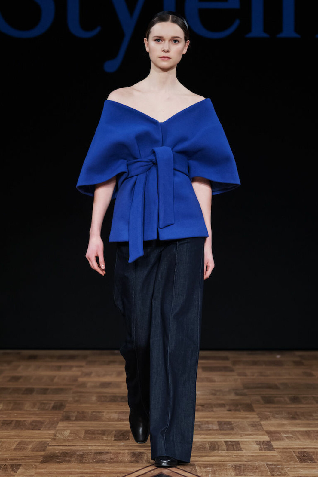 Stylein AW18 Kornblå blus med markerad midja.