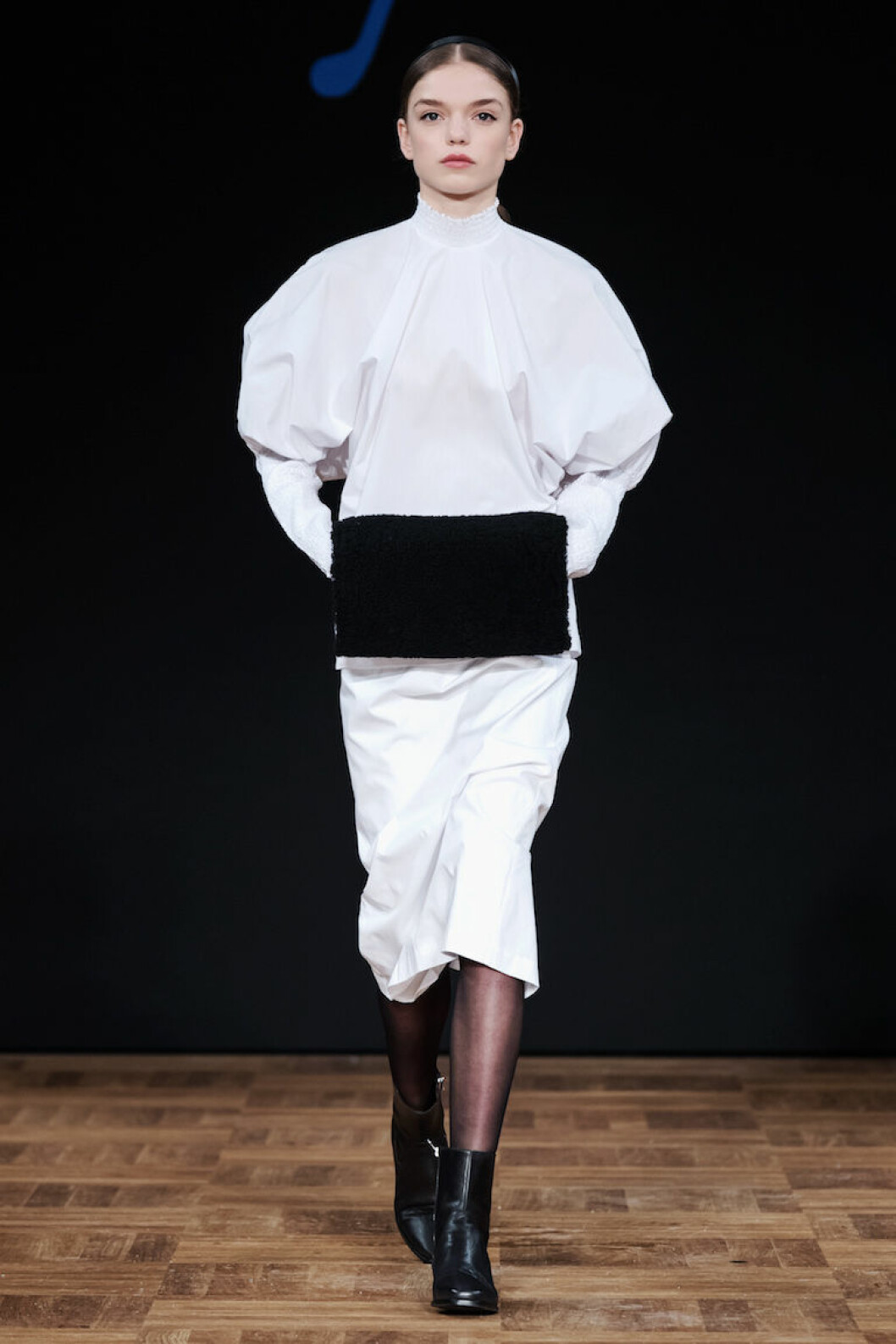 Stylein AW18 Vit klassisk blus med puffärmar från Stylein AW18.
