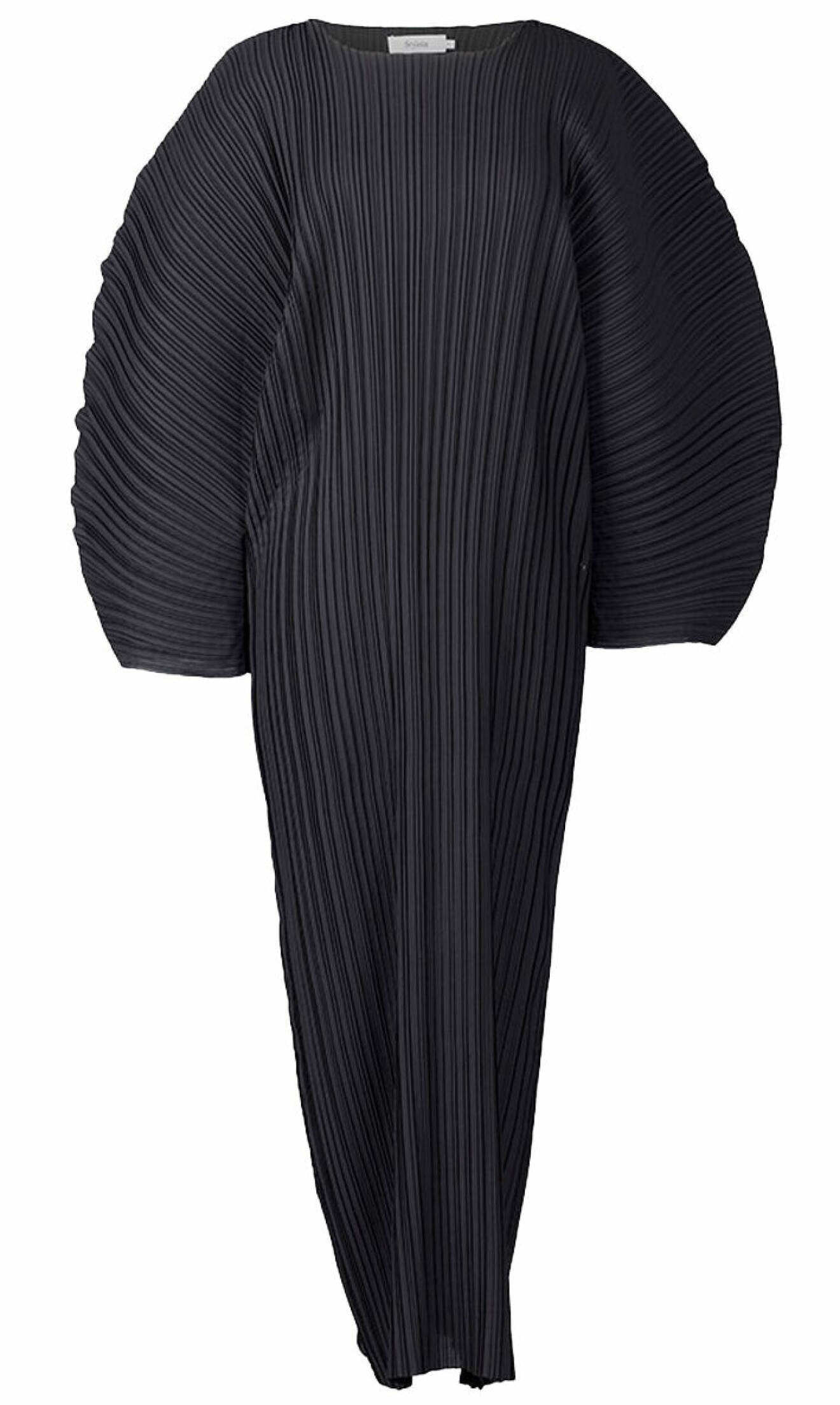 svart plisserad klänning från stylein.