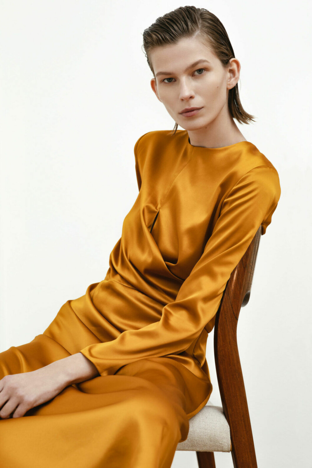 Stylein AW19, senapsgul sidenklänning.