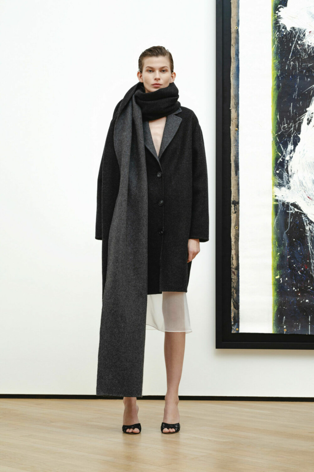 Stylein AW19, grå kappa och halsduk.