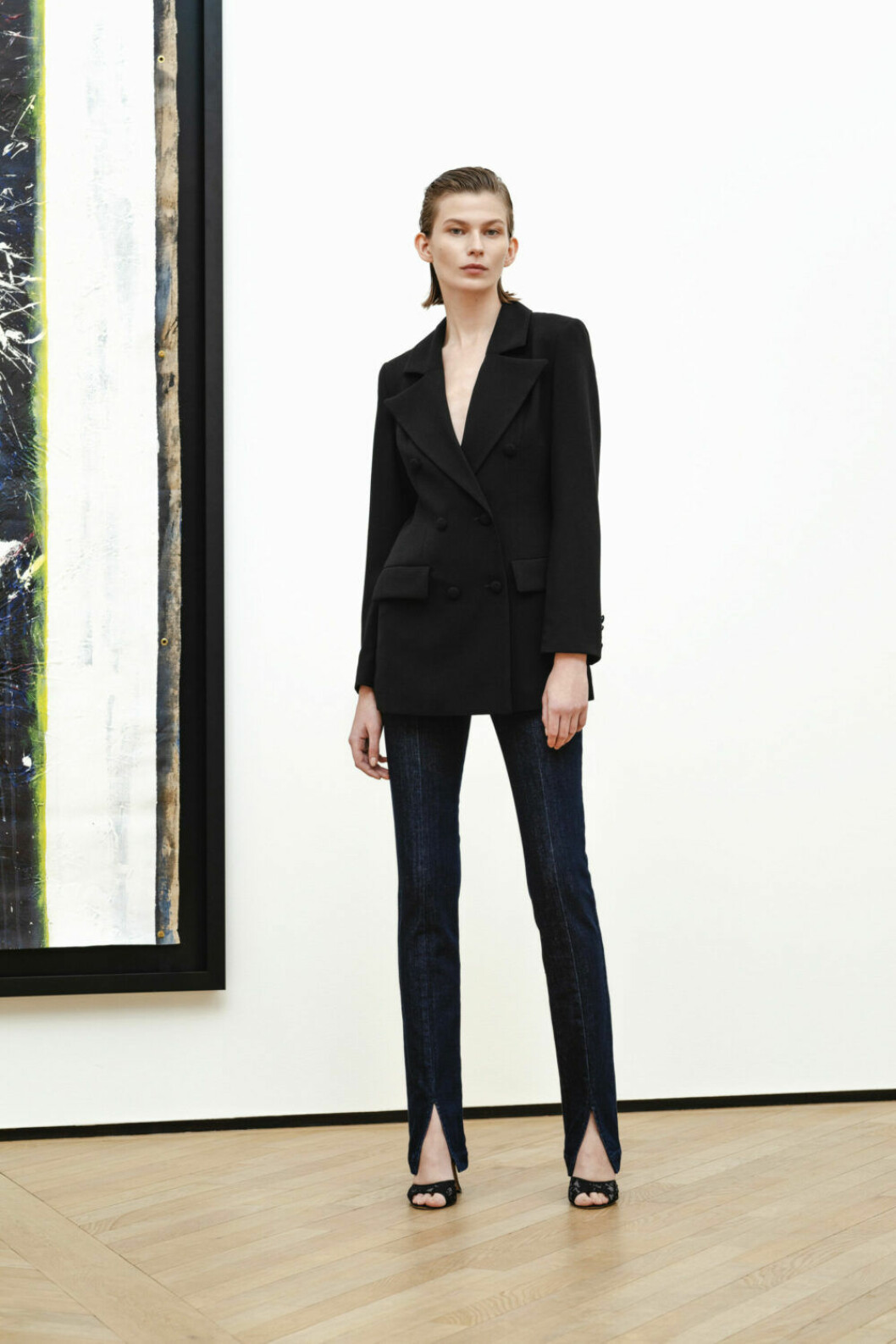 Stylein AW19, svart kostym och byxor med slits.
