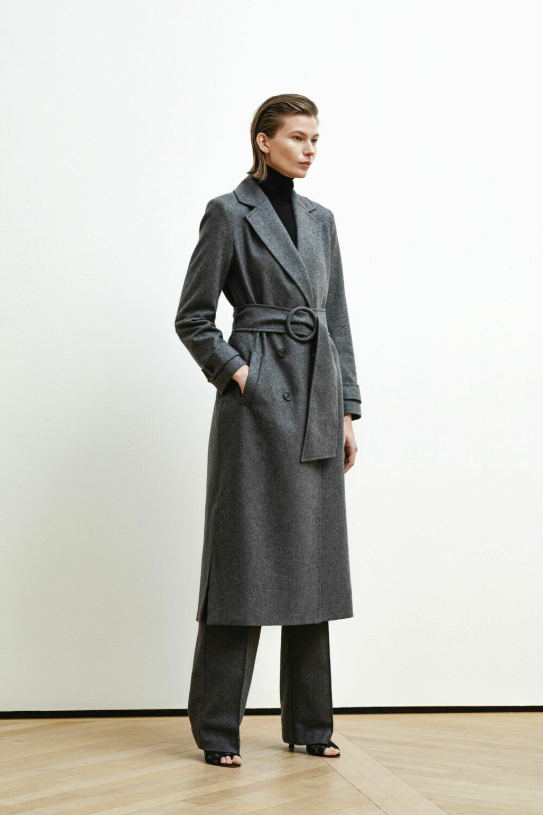 Stylein AW19, grå kappa med bälte.