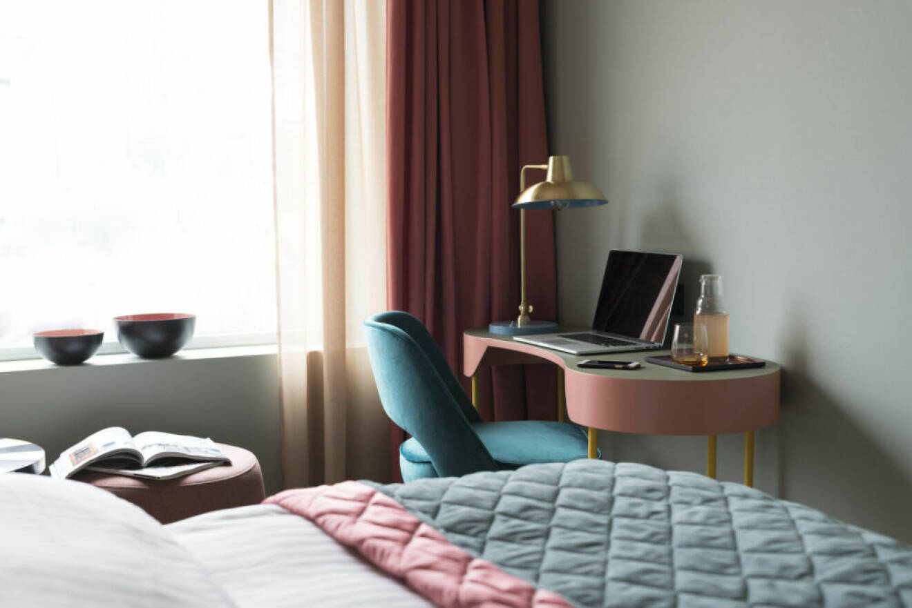 Mjuka pasteller och lyxig sammet är en hotelltrend i sovrummet.