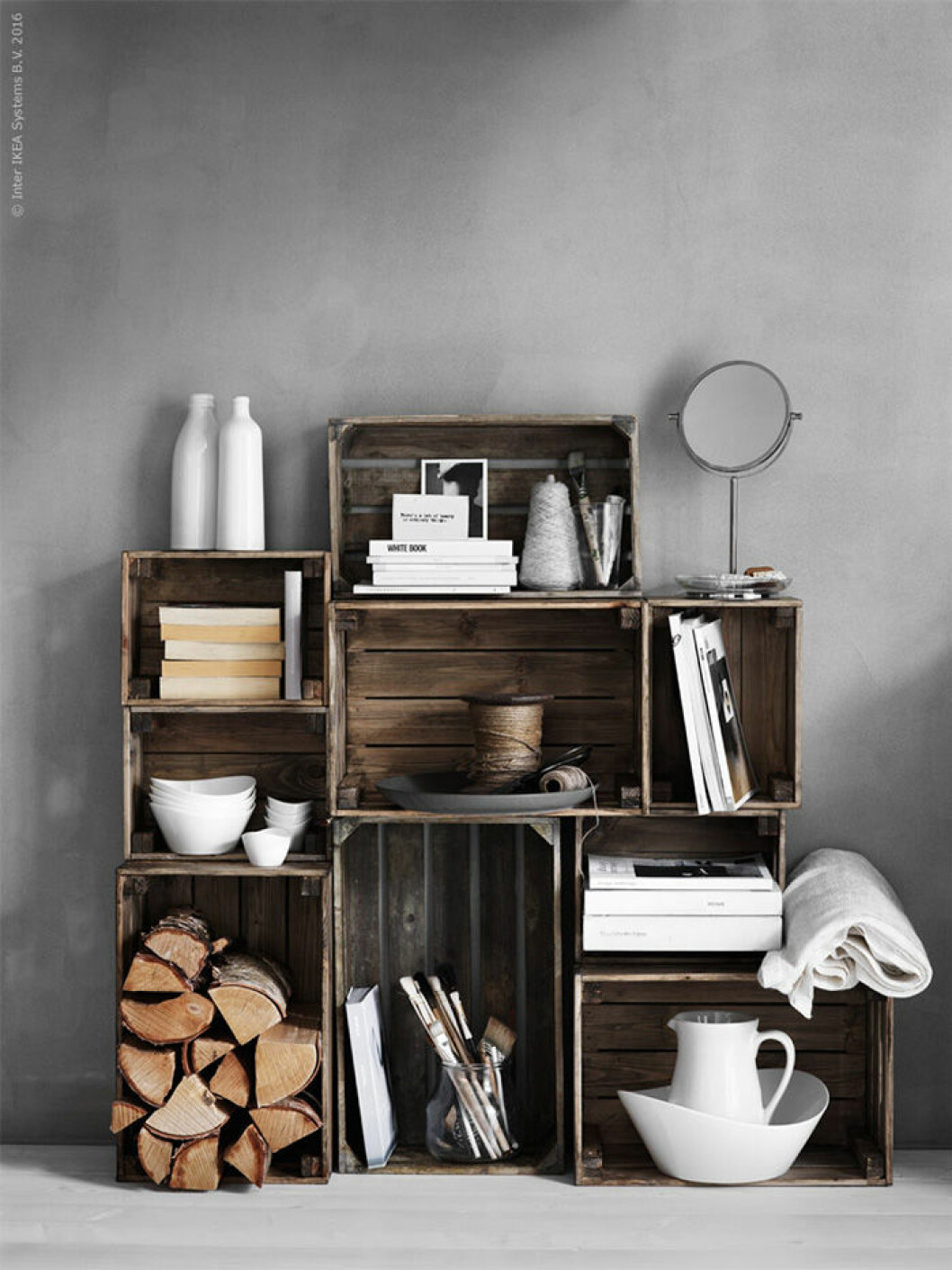 Styling: Pella Hedeby Fotograf: Ragnar Ómarsson för <a href="http://livethemma.ikea.se/sommar-diy-med-knagglig/" target="_blank" rel="noopener">IKEA livet hemma</a> Äppellådor som hyllor