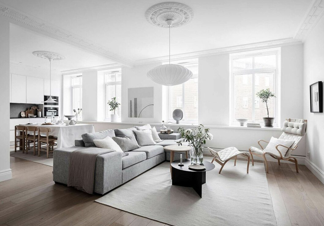 Inbjudande och i proportion – snygg styling får en att vilja flytta in direkt. Foto: Anders Bergstedt Styling: Greydeco för <a href="https://www.instagram.com/alvhem/?hl=sv" target="_blank" rel="noopener">Alvhem</a>/mäklare: Andreas Lundberg Snyggt stylad bostad i vitt och naturnära färger