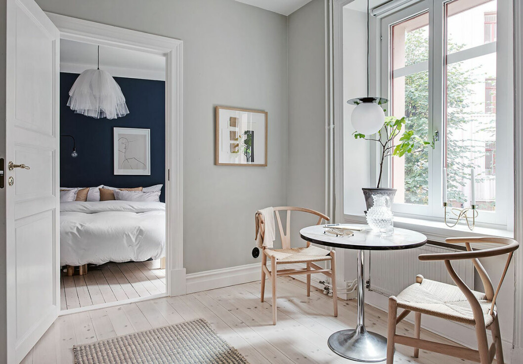 En snygg styling är pricken över i när golv och väggar är i toppskick. Foto: Fredrik J Karlsson Styling: Greydeco för <a href="https://www.instagram.com/alvhem/?hl=sv" target="_blank" rel="noopener">Alvhem</a>/mäklare: Sandra Guerrero Snygg bostad i skandinavisk stil med sovrum med blå väggar