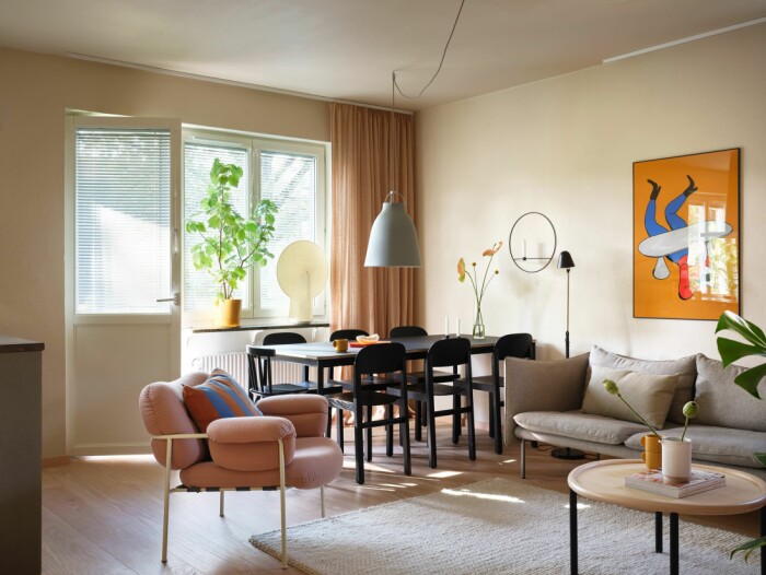 Gula detaljer är trendiga inslag i inredningar och stylingar 2021. Foto: Joakim Johansson Styling: Hanna Rydman för <a target="_blank" href="https://www.instagram.com/historiskahem/">Historiska hem</a> via Hemnet stylingtrend 2021 – de gula detaljerna