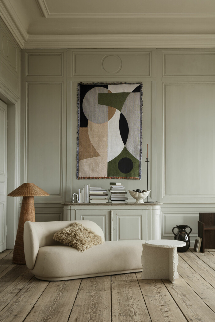 Låt en matta, liten som stor, ta plats på väggen för en förstärkt ombonad atmosfär i hemmet. Foto: Ferm living. Stylingtrender 2022 enligt Hemnet, textil på väggen