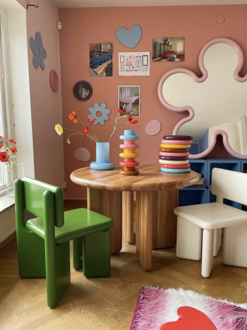 Vi fortsätter att inspireras av Gustaf Westmans lekfulla och färgsprakande kreationer. Foto: Gustaf Westman/<a target="_blank" href="https://www.instagram.com/p/Cl4LTwfjURT/">Instagram</a>. Stylingtrender Hemnet, Gustaf Westman spegel