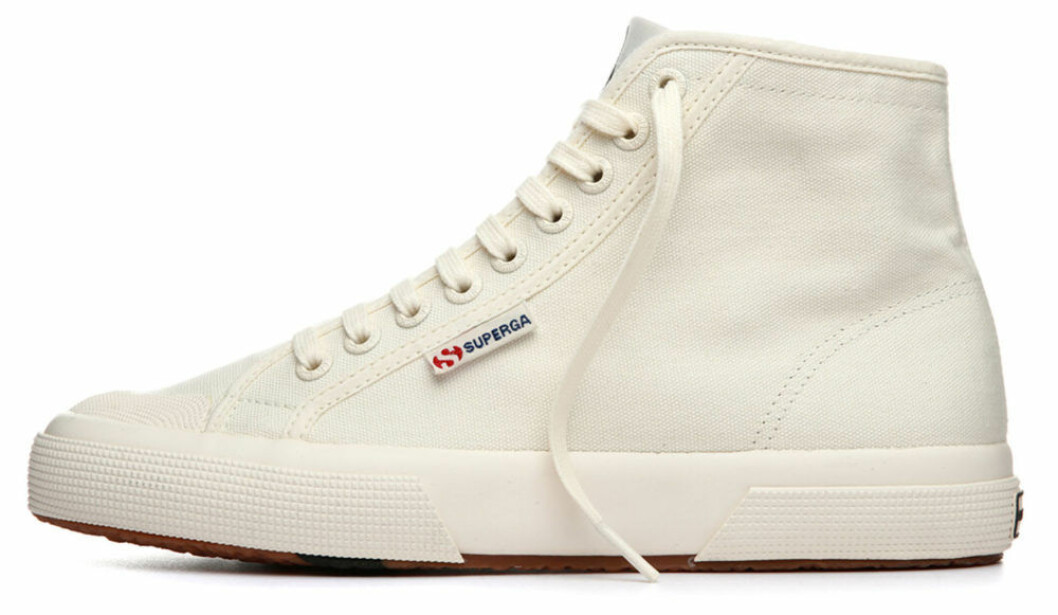 Vita Superga med högt skaft. 