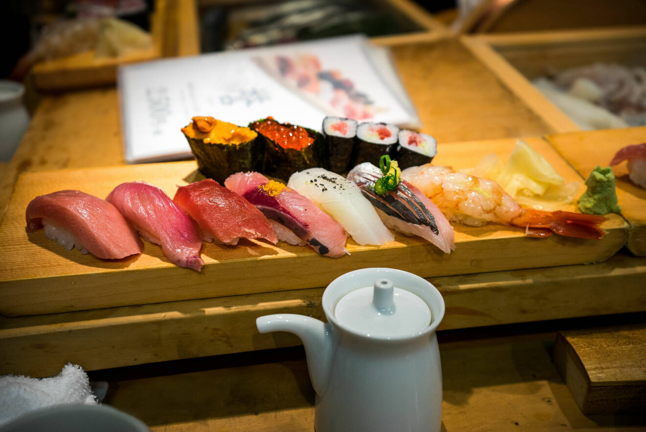 sushi på fiskmarknaden i tokyo