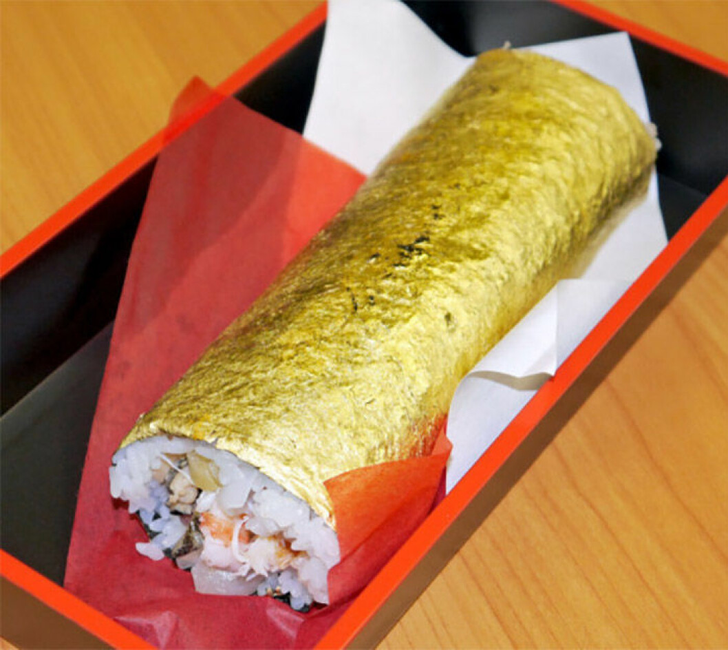 Via: <a href="http://en.rocketnews24.com/2017/02/05/behold-a-10000-yen-sushi-roll-covered-in-gold-%E3%80%90taste-test%E3%80%91/" target="_blank">rocketnews24</a> Via: rocketnews24