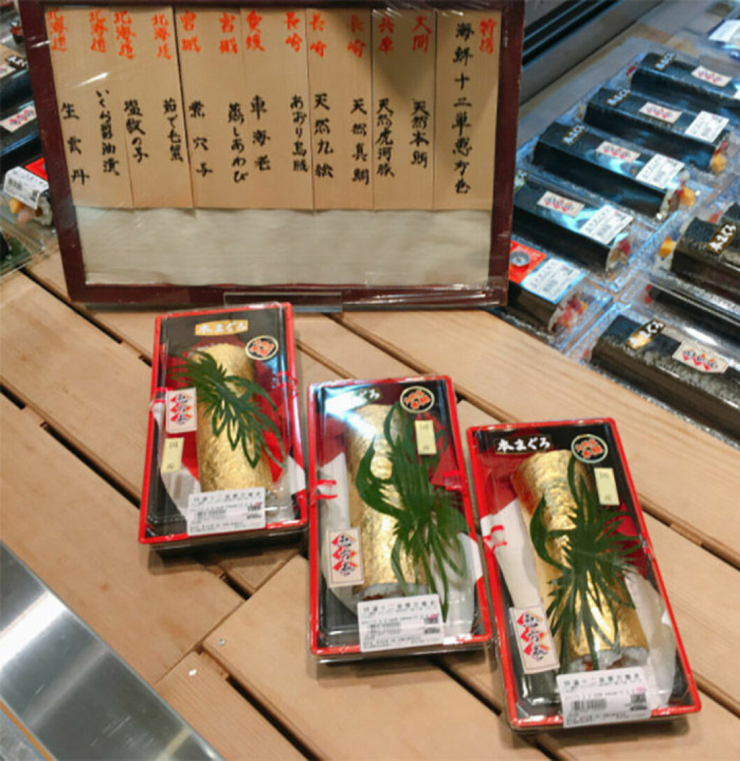 Via: <a href="http://en.rocketnews24.com/2017/02/05/behold-a-10000-yen-sushi-roll-covered-in-gold-%E3%80%90taste-test%E3%80%91/" target="_blank">rocketnews24</a> Via: rocketnews24