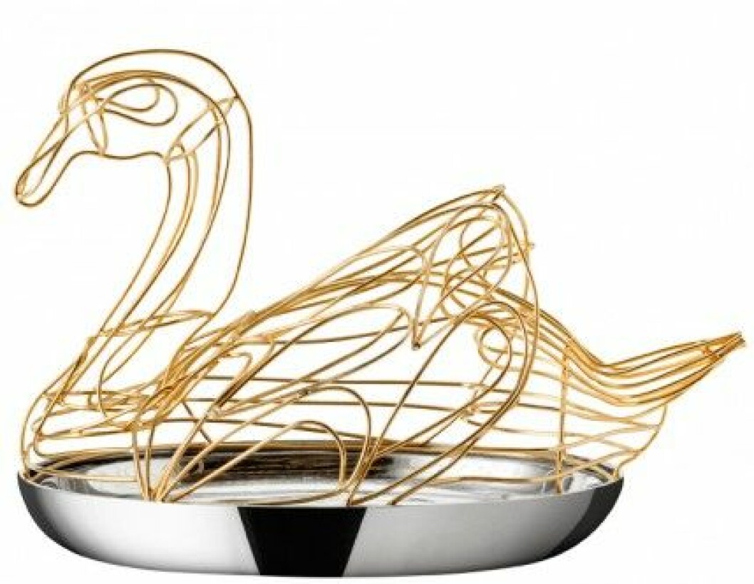 2. Monica Försters <em>Smyckesfågel</em> i tenn och mässing är oemotståndligt onödig och samtidigt praktisk, 3000 kr, Svenskt Tenn. 5 Monica Försters Smyckesfågel i tenn och mässing är oemotståndligt onödig och samtidigt praktisk, 3000 kr, Svenskt Tenn.