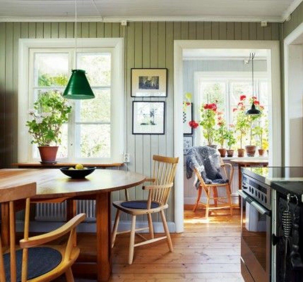 Tro det eller ej, men när vi köpte huset var alla de vackra sontade väggarna heltäckta av masonitskivor. Minutiöst fastspikade med, ja, jag överdriver inte, tusentals spikar. Så här i efterhand när väl spikarna är utdragna, träet har slipats och målats i tre tunna lager med linoljefärg, känns det mer än mödan värd. Väggarna i pärlgrått och taket i vitt, färg från Kulturhantverkarna. Taklampa <em>PS2</em> från Zero, karmstolarna Lilla Åland är ritade av Carl Malmsten, tillveras av Stolab, och sloagbordet är nytillverkat efter en gammal modell. Tro det eller ej, men när vi köpte huset var alla de vackra sontade väggarna heltäckta av masonitskivor. Minutiöst fastspikade med, ja, jag överdriver inte, tusentals spikar. Så här i efterhand när väl spikarna är utdragna, träet har slipats och målats i tre tunna lager med linoljefärg, känns det mer än mödan värd. Väggarna i pärlgrått och taket i vitt, färg från Kulturhantverkarna. Taklampa PS2 från Zero, karmstolarna Lilla Åland är ritade av Carl Malmsten, tillveras av Stolab, och sloagbordet är nytillverkat efter en gammal modell.