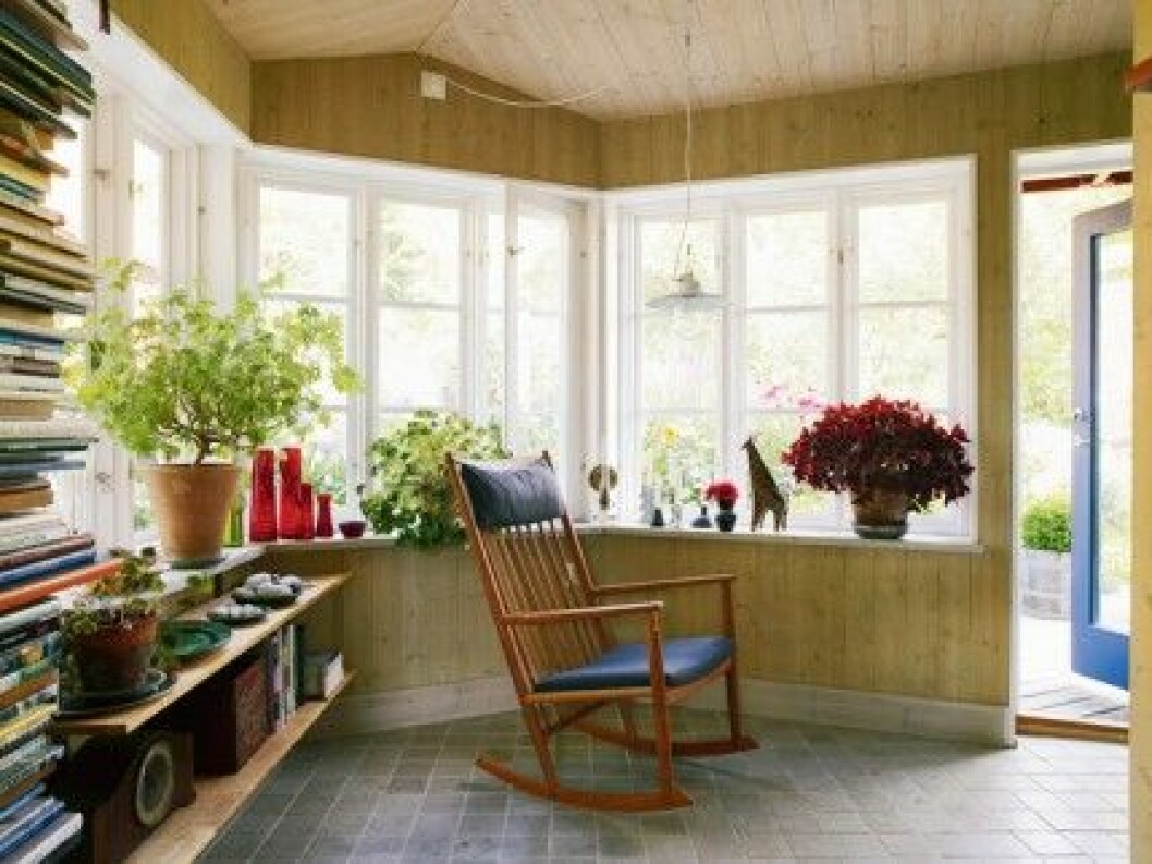 Rummet som vi kallar blomrummet fungerar mest som läs- och mysrum. Asymmetrin gör det på något sätt vilsamt. Det är en förlängning av arbetsrummet samtidigt entré till det mer avskilda sovrummet. De snickartillverkade fönstren är gjorda på gammalt sätt med löstagbara innanfönster som lyfts ur på våren. Gungstolen är fyndad på auktion och renoverad. Krukväxterna är inte utbytbara utan vårdas ömt och övervintrar i källaren för att varje vår väckas till liv. Golv i gotländsk kalksten. Rummet som vi kallar blomrummet fungerar mest som läs- och mysrum. Asymmetrin gör det på något sätt vilsamt. Det är en förlängning av arbetsrummet samtidigt entré till det mer avskilda sovrummet. De snickartillverkade fönstren är gjorda på gammalt sätt med löstagbara innanfönster som lyfts ur på våren. Gungstolen är fyndad på auktion och renoverad. Krukväxterna är inte utbytbara utan vårdas ömt och övervintrar i källaren för att varje vår väckas till liv. Golv i gotländsk.