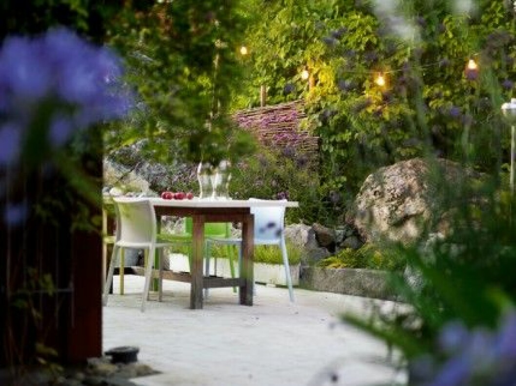 Uteplatsens golv består av oslipade ”råa” kalkstensplattor från Slite Stenhuggeri på Gotland. Det måttbeställda bordet har stomme i massiv oljad ek och skiva i slipad kalksten också från Slite Stenhuggeri. De munblåsta stormglasen är fyndade i Glasriket. Ljusslingan kommer från Konstsmide. Stolar <em>Air chair</em>, design Jasper Morrison, Magis. Uteplatsens golv består av oslipade ”råa” kalkstensplattor från Slite Stenhuggeri på Gotland. Det måttbeställda bordet har stomme i massiv oljad ek och skiva i slipad kalksten också från Slite Stenhuggeri. De munblåsta stormglasen är fyndade i Glasriket. Ljusslingan kommer från Konstsmide. Stolar Air chair, design Jasper Morrison, Magis.