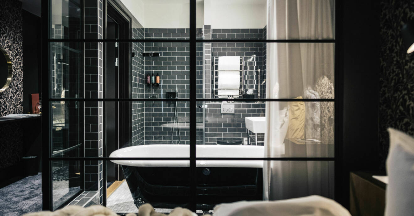 svart inrett badrum med fönster på Nofo hotel i Stockholm