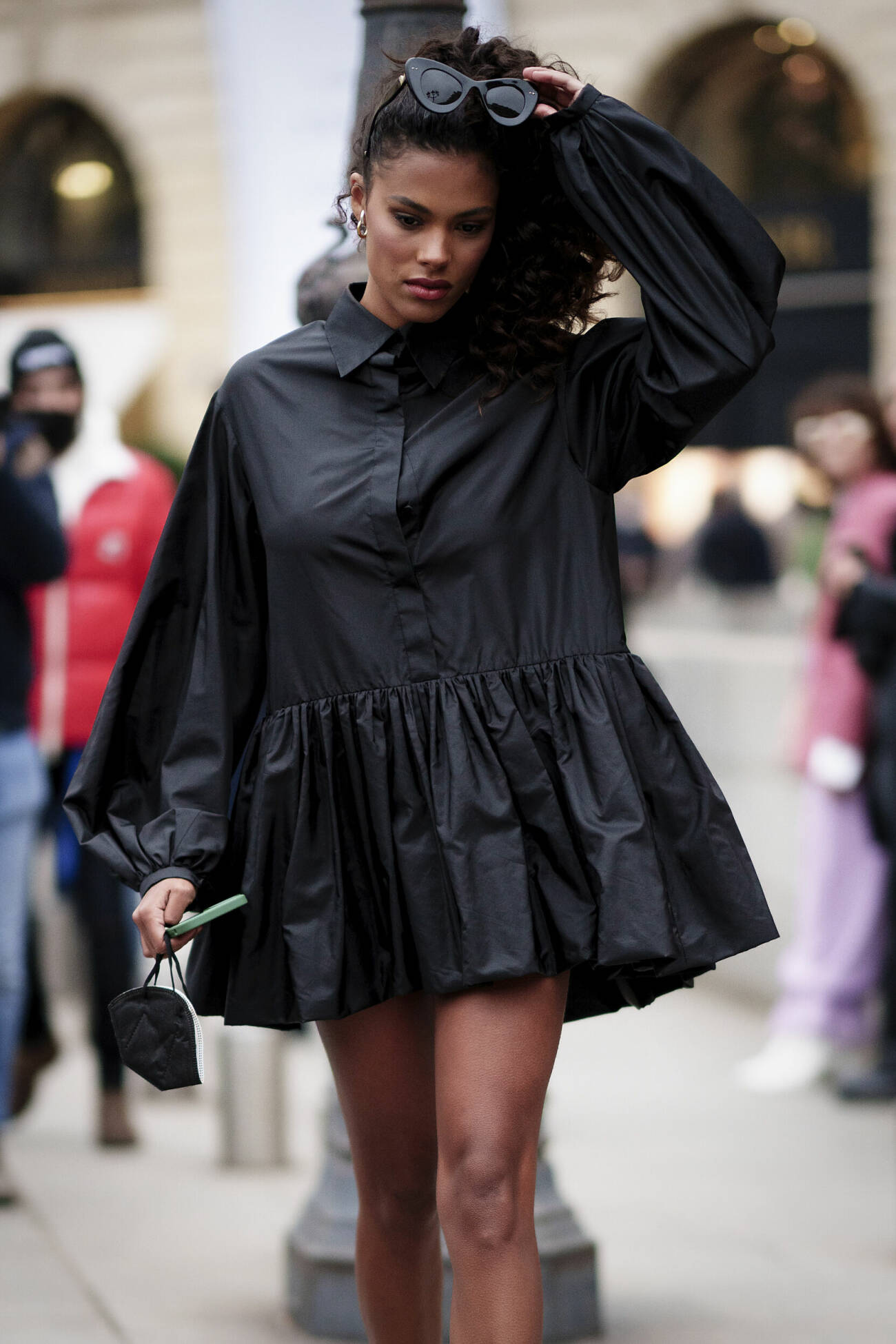 svart kort klänning