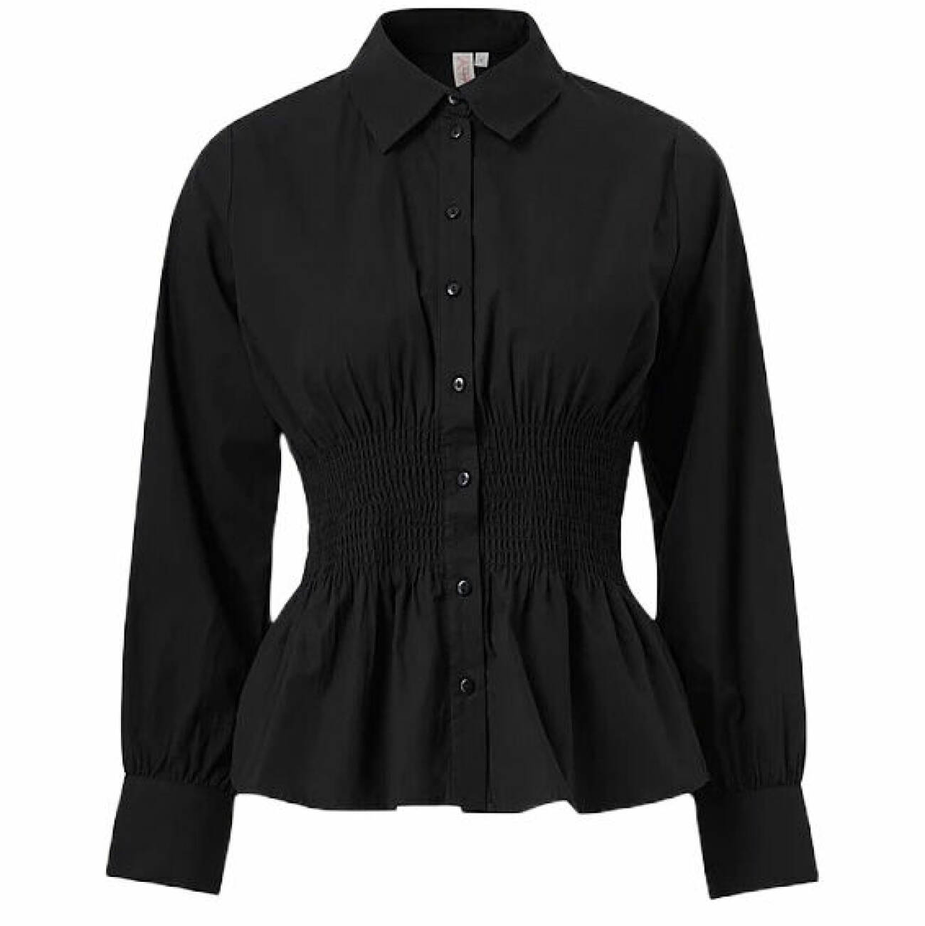 svart skjorta med markerad midja