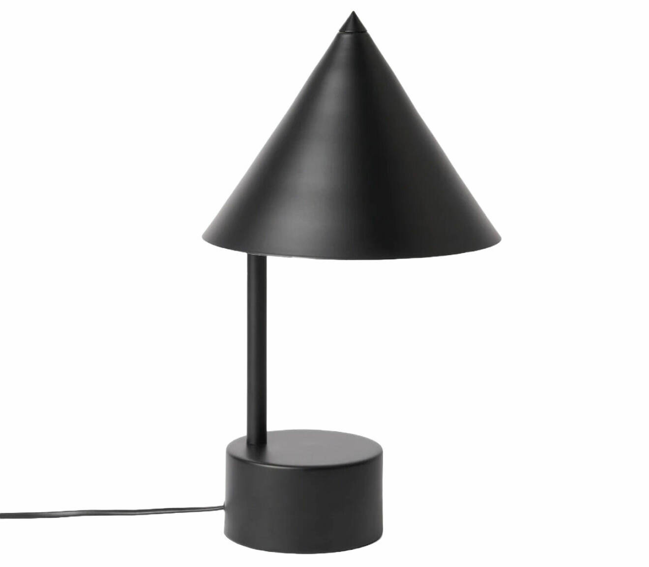 svart bordslampa med trekantig skärm från designtorget