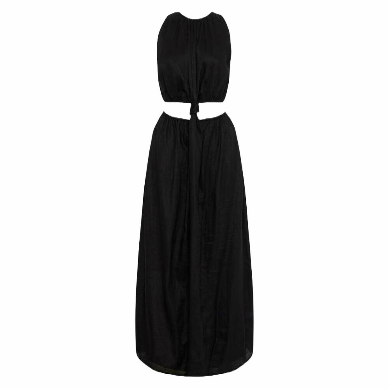 svart klänning i bohemisk stil med cut outs