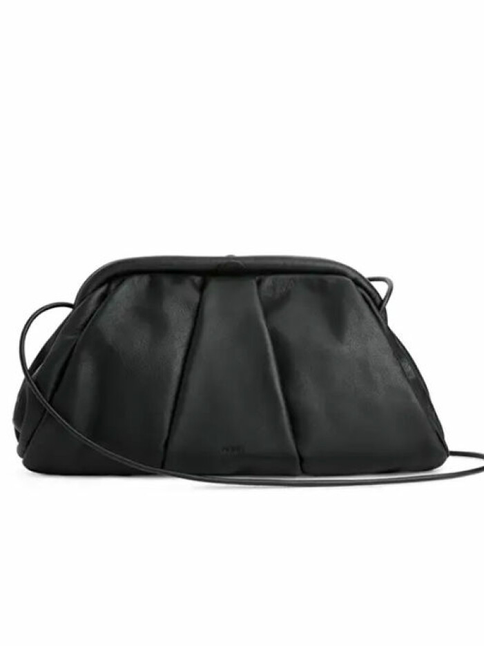 svart-clutch-arket