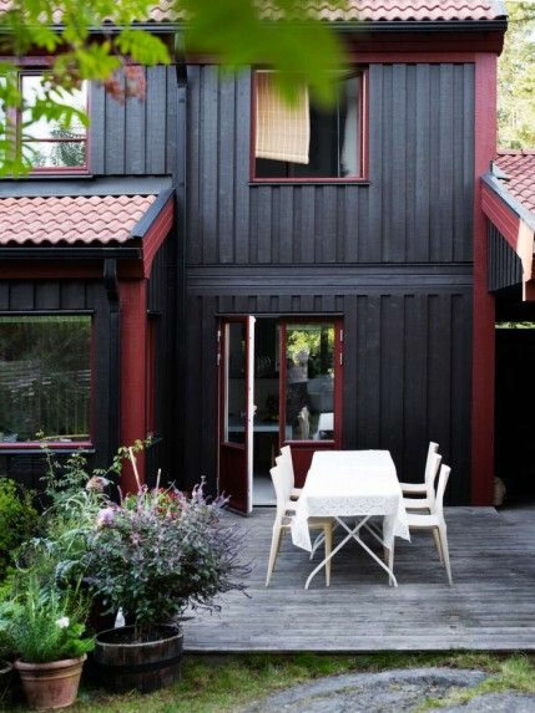 På altanen står Mario Bellini-stolar och ett Ikeabord. På altanen står Mario Bellini-stolar och ett Ikeabord. – Jag gillar tanken med radhus. De är det bästa av två världar. I vårt hus kan man få en illusion av att bo i skogen, trots att det i själva verket bara är en liten samling träd utanför fönstren. Det är enkelt att sköta men fortfarande nära naturen, säger Rigetta.