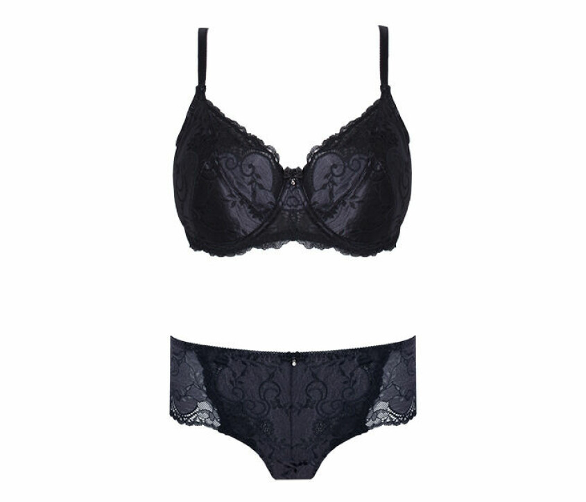 Setet i svart spets är inte bara vackert och välsittande, utan både modellen på bh:n och trosan ger ett ordentligt stöd. En full cup-bh ger bysten det support den behöver, utan att kompromissa med den sensuella designen. Ett underklädes-set för både stressig julklappsinhandling och julkaksbakning. underkläder set svart jul twilfit
